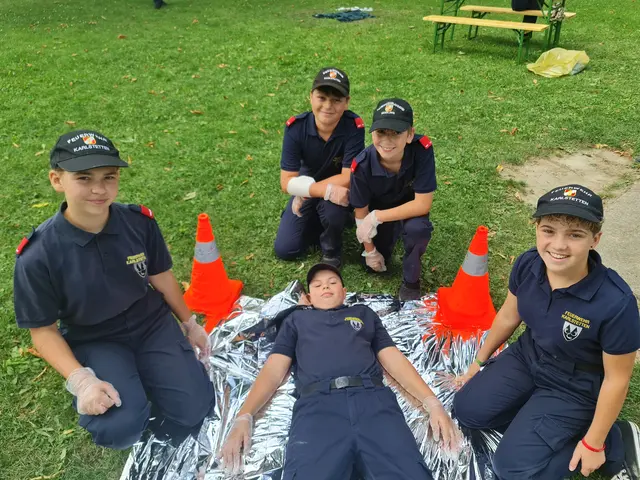 Jugendfeuerwehr Karlstetten-Annika Kollerus, Vincent Speiser, Samuel Schrenk, Leonie Edlinger Matthias Moser – üben die richtige Anwendung der Rettungsdecke im Rahmen des Erste-Hilfe-Kurses. | Foto: Cornelia Strobl