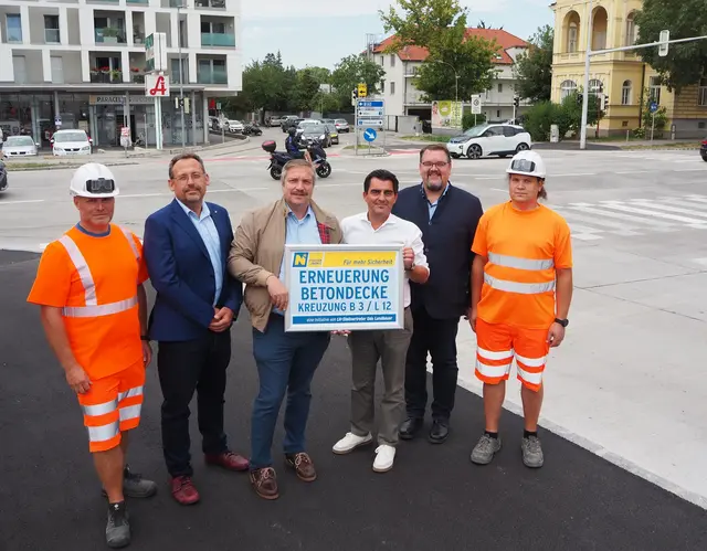 Roman Osrael (Straßenmeisterei Korneuburg), Daniel Leitl (Leiter-Stv. der Straßenbauabteilung Hollabrunn), Landtagsabgeordneter Hubert Key in Vertretung von Landeshauptfrau-Stellvertreter Udo Landbauer, Landtagsabgeordneter Christian Gepp (Bürgermeister Korneuburg), Johannes Stritzl (Leiter der Straßenmeisterei Korneuburg), Markus Müller (Straßenmeisterei Korneuburg) (v.l.). | Foto: NÖ Straßendienst