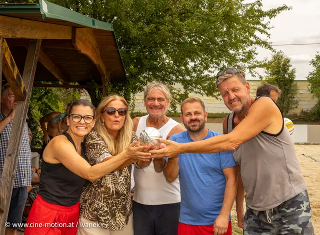 Trostpreis an das Team "Netzwerker" mit Platz 10 und Sandmännchen mit Platz 9 - nur wenige Mitglieder mehr am Veranstaltungsort. | Foto: www.cine-motion.at / Ivanek