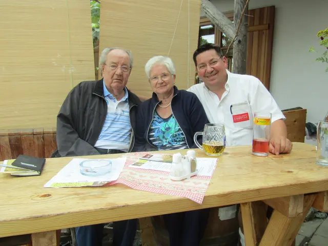 Gustl und Anni Werner, rechts daneben Matthias Mirth beim Feiern. | Foto: Peter Sattler