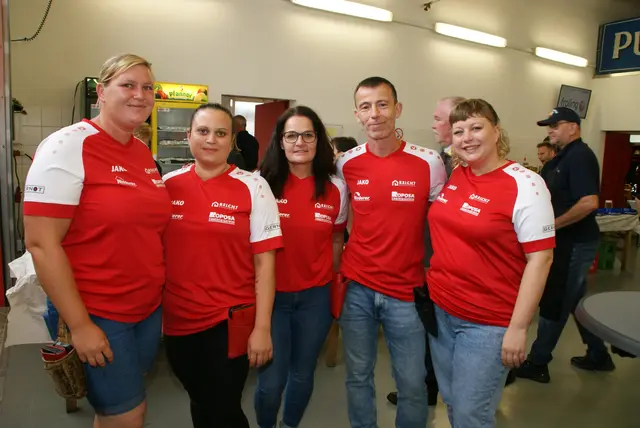 Die fleißigen Feuerwehrleute hatten alle Hände voll zu tun, um ihre Gäste zu versorgen. | Foto: Anna Maria Kaufmann