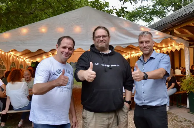 Gemeinderat Josef Glatzl, Quizmaster Thomas Doppelreiter und Gemeindevorstand Ewald Grof erfreuten sich wieder der hohen Besucherzahlen. | Foto: Elisabeth Peinsipp