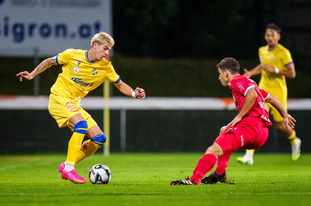 Dario Kreiker (Stripfing) bleibt an Meletios Miskovic (Kapfenberg) hängen. | Foto: GEPA pictures/Edgar Eisner