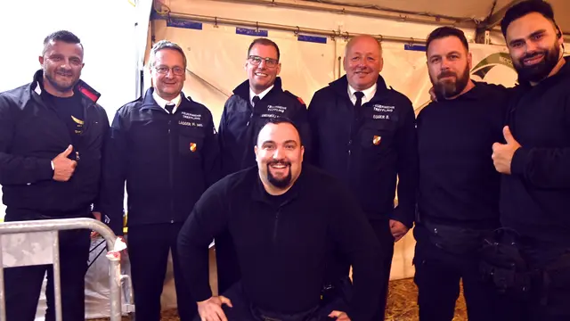 Die Feuerwehrler Bernhard, Hans und Phillip mit Security-Angehörigen