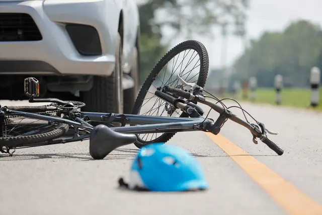 Ein Pkw-Lenker fuhr einem abbiegenden Radlfahrer hinten auf. (Symbolbild) | Foto: stock.adobe.com/at/toa555