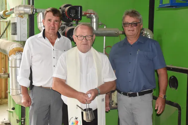 Segnung des Biomasse-Heizwerks: Bürgermeister Franz Wachter, Dechant Karl Schlögl und Fernwärme-Obmann Berthold Schlaffer | Foto: Michael Strini