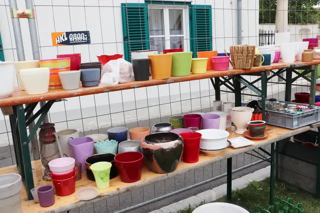 Blumentöpfe in allen Farben und Größen gab es zum Schnäppchenpreis | Foto: Edith Ertl