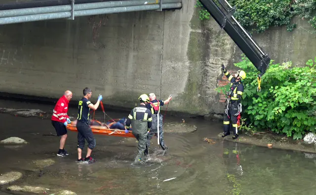 Rettungskräfte sichern den verletzten Mann mit der Schaufeltrage. | Foto: BFKDO Baden / Stefan Schneider
