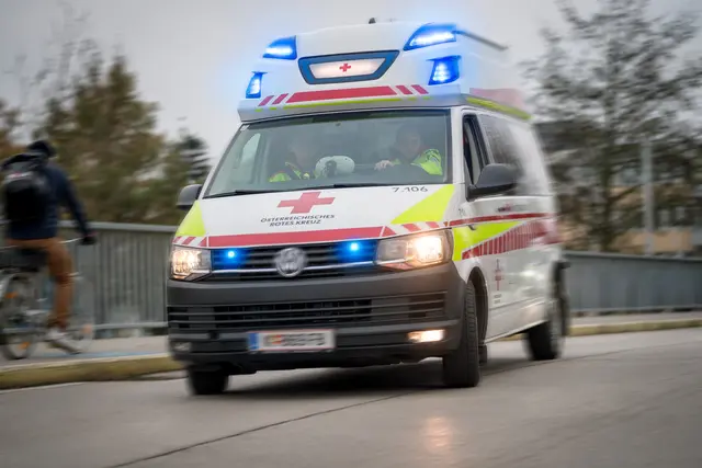 Passanten verständigten die Rettung und sicherten die Unfallstelle ab. (Symbolbild) | Foto: Bernhard Knaus
