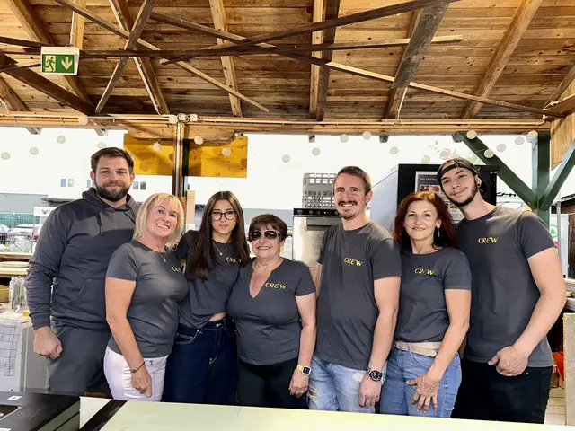 Das "Hintaliachtn-Team" ermöglichte den Besucherinnen und Besuchern trotz Schlechtwetter einen gelungenen, gemütlichen Abend im Steingarten.  | Foto: Lisa Stöckl