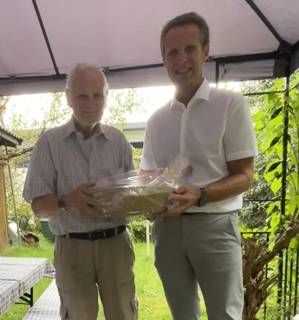Bürgermeister Dietmar Schöpf stattete dem Jubilar einen persönlichen
Besuch zu seinem 80. Geburtstag ab.  | Foto: Gemeinde Hatting