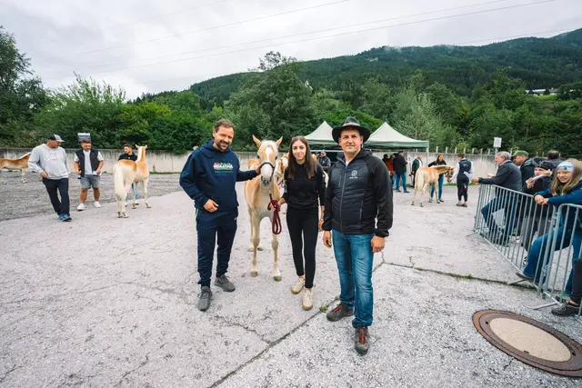 Bgm. Florian Riedl, Fohlen Naminah, Melissa Penz und Obmann vom Haflingerverein Wipptal-Stubai Roland Schöpf | Foto: Pernsteiner