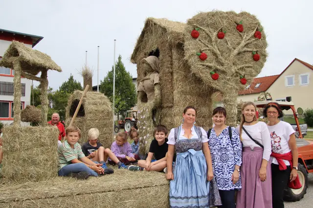 Die Volksschule Deutsch Tschantschendorf entsandte einen Wagen mit dem Szenenbild aus "Frau Holle" zum Heu-Rad-Fest. | Foto: Martin Wurglits
