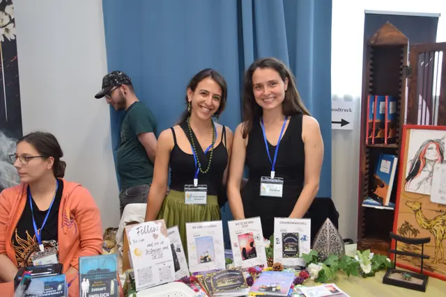 Die ausstellenden AutorInnen freuten sich, ihre Bücher Buchfreunden vorzustellen. | Foto: Sadiki-Peckary