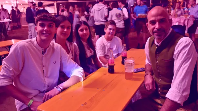 Johannes Ottacher-Kaiser, Kommandant der FF Laubendorf, mit Raphael, Chiara, Sara und Nico