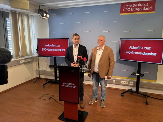 Die beiden SPÖ-Landesgeschäftsführer Kevin Friedl und Friedrich Radlspäck machten sich noch einmal für das Gemeindepaket von LH Doskozil stark.  | Foto: Stefan Schneider