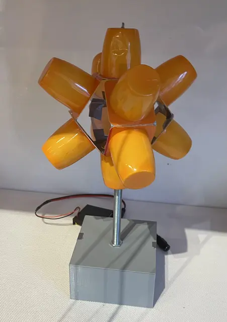 Harald Herkner
fruchtzwerge
2003
Polystyrol, Mechanik, ca. 25 x 25 x 45 cm | Foto: Josef Goldhofer