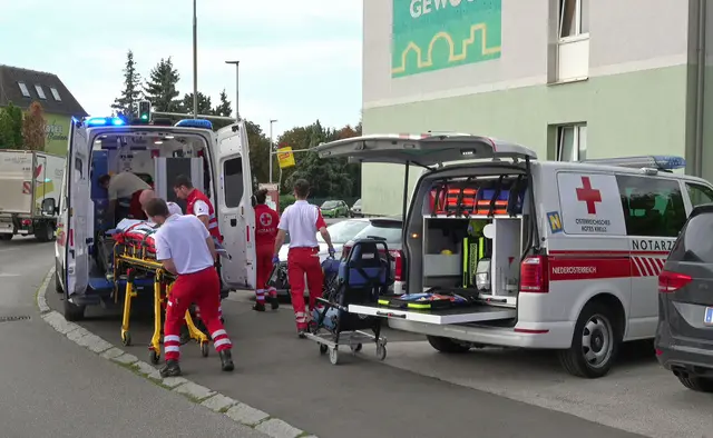 Notärztin übernimmt die medizinische Versorgung am Einsatzort. | Foto: BFKDO Baden / Stefan Schneider