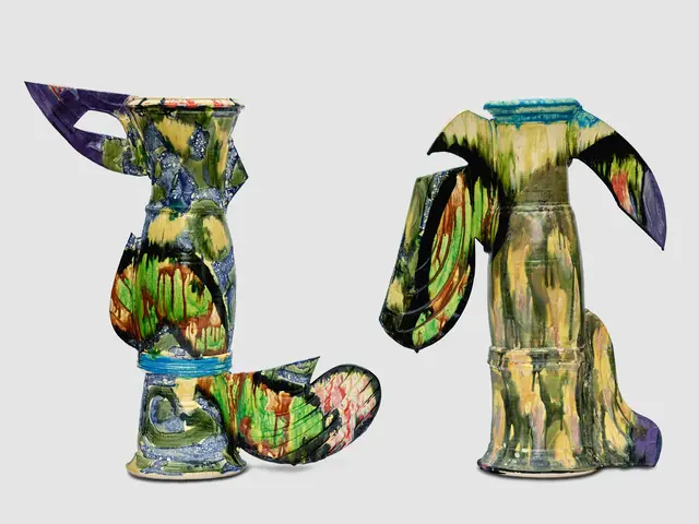 Betty Woodman
Kimono Vases „October“, 1990
77,5 × 121,9 × 24,1 cm, Glasiertes Steingut, Epoxidhar, Lack und Farbe
ALBERTINA, Wien © Woodman Family Foundation / Artists Rights Society (ARS), New York | Foto: ALBERTINA, Wien