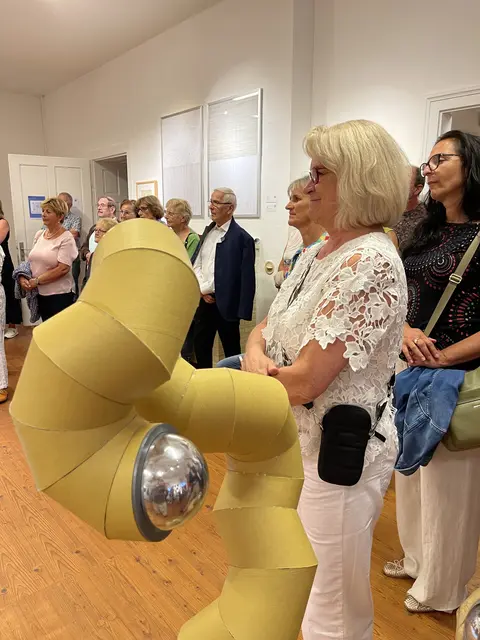 "lurk" , 2019, - zweiteilig - Versandhülsen, Acrylglas verspiegelt, 170 x 70 x 100 cm | Foto: Josef Goldhofer