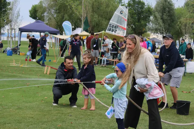 Mithilfe der Eltern konnten die Kinder viele neue Erfahrungen machen und sogar "Feuer" löschen. 