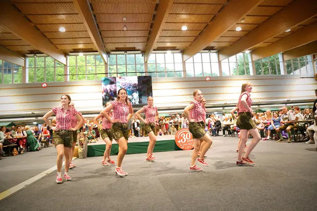 Die Koglhofer Plattlermädls sorgten mit ihrer schwungvollen Tanzeinlage für beste Stimmung beim Jubiläumsfest.
| Foto: Stadt Weiz/Lagler