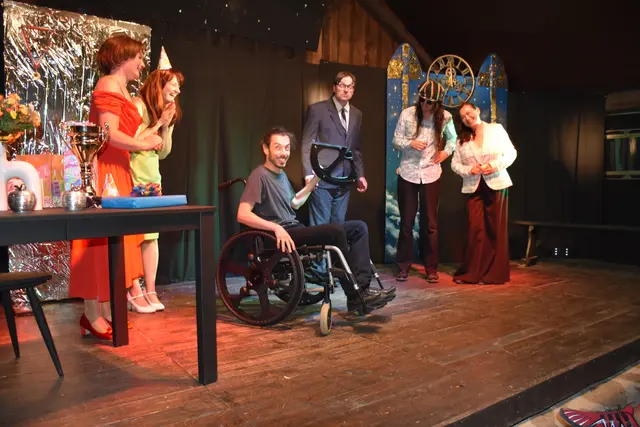 Das teilbare Rollstuhlrad macht Dario glücklich. | Foto: Alexandra Goll