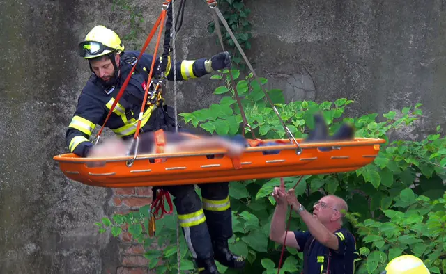 Einsatzkräfte der Feuerwehr Baden-Leesdorf bei der Menschenrettung. | Foto: BFKDO Baden / Stefan Schneider