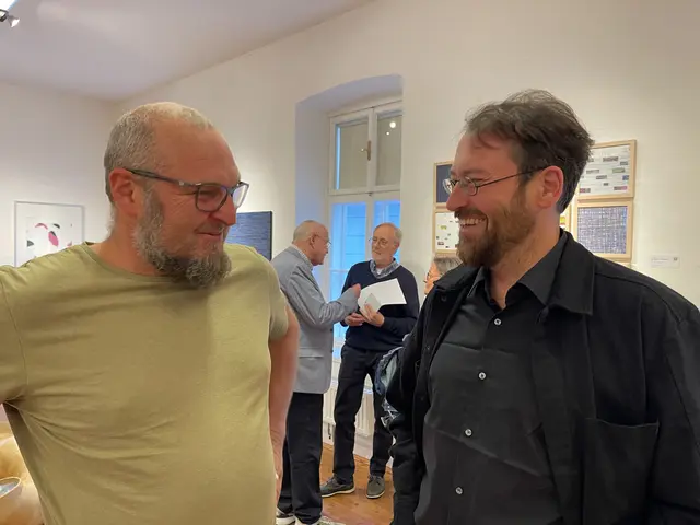 Künstlerkollege Alexander Flotzinger links  | Foto: Josef Goldhofer