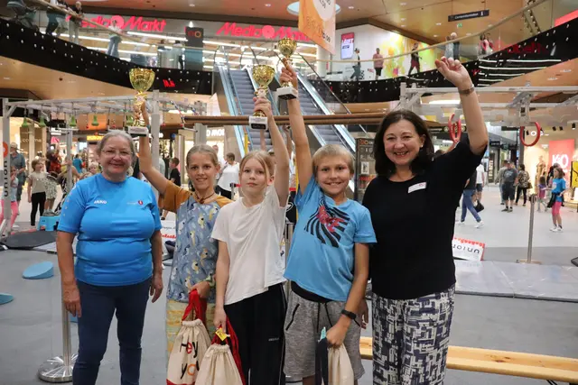 Siegerehrung Ninja Teens: Sportunion-Präsidentin Karin Ofner und eo Oberwart Centermanagerin Margit Portschy gratulierten Fridolin Renner (1. Platz), Elisabeth Matisovits (2. Platz) und Josef Fürst (3. Platz). | Foto: Sportunion Burgenland