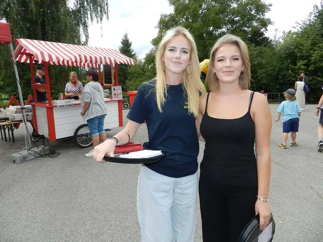 Katharina Hofbauer, Andrea Bokor, Servierten die Getränke an die Tische | Foto: Heribert Punz