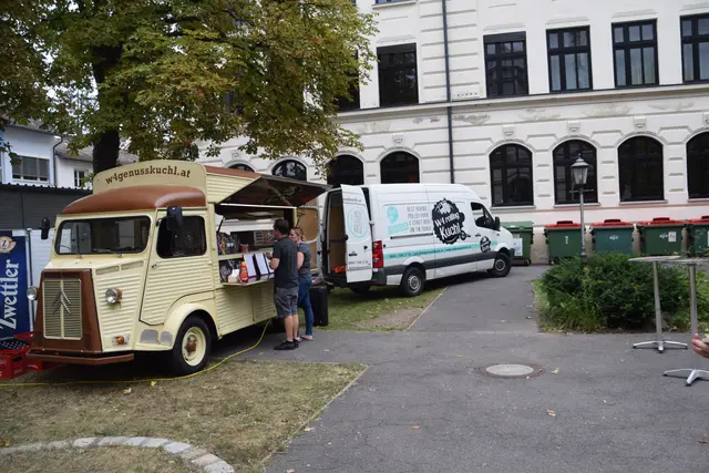 Im Hof konnte man sich Erfrischungen holen. | Foto: Sadiki-Peckary