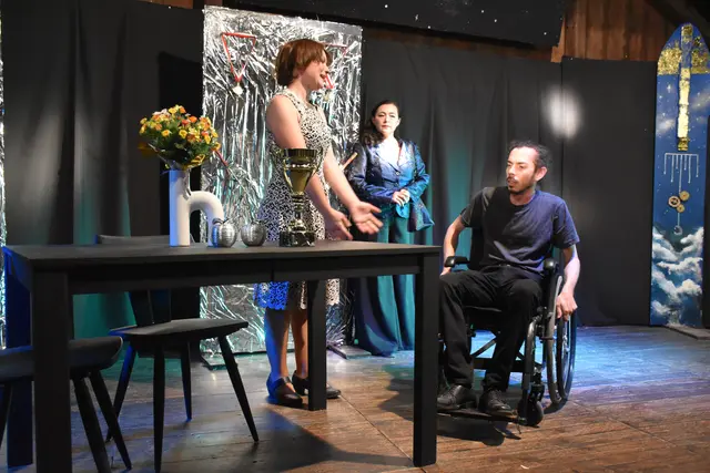 Im Mittelpunkt des Musicals steht der Spitzensportler Dario: Der zweifache Olympiasieger verunglückt nach einer ausgelassenen Halloween-Party so schwer, dass er querschnittgelähmt fortan auf den Rollstuhl angewiesen ist. Er verfällt in eine schwere Depression.  | Foto: Alexandra Goll