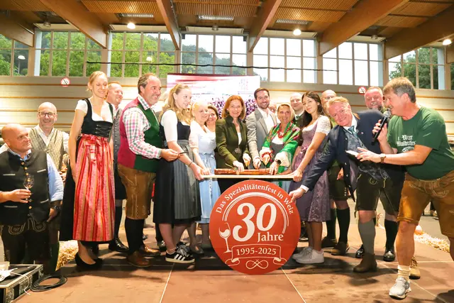 Der Anschnitt des Mulbratls mit politischen Vertretern bildete den offiziellen Auftakt des Traditionsfestes. | Foto: Stadt Weiz/Lagler