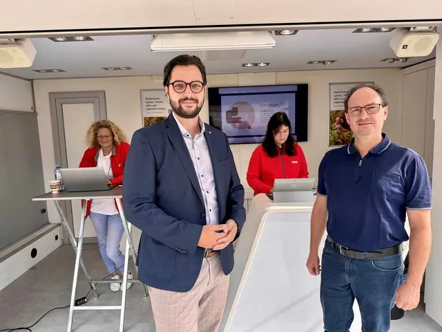 EVN Gemeindebetreuer Maximilian Haller und Bürgermeister Göllersdorf Josef Reinwein; hinten: EVN Beratungsteam – Petra Broscanc und Carina Baumgartner
| Foto: EVN