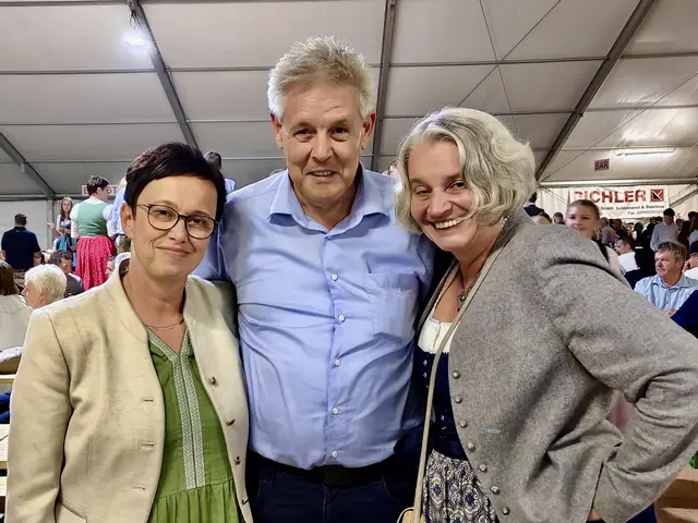 Der Hahn im Korb- Landtagsabgeordneter Hermann Hauer mit den Bürgermeisterinnen Doris Faustmann und Michaela Walla. | Foto: Privat 