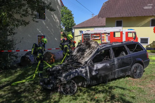 Das Fahrzeug wurde von den Einsatzkräften aus dem Garagenraum gebracht.  | Foto: laumat/Matthias Lauber