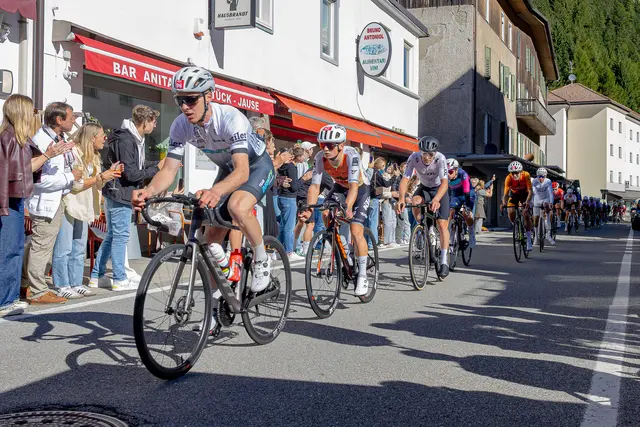 Jonas Holzknecht (20, KTM Tirol Cycling Team) mit der Startnummer 34