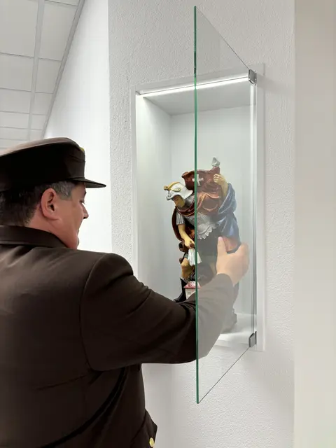 Kommandant Kurt Goldnagl stellt den gesegneten Florian an seinen Platz. | Foto: Daniel Schmidt