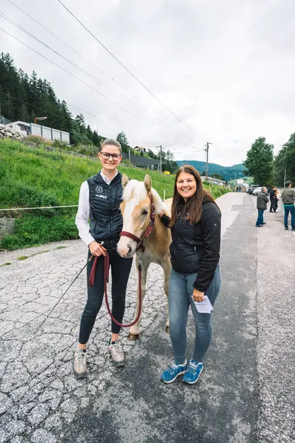Sophie Peer und Anja Riedl mit dem Fohlen Alando | Foto: Pernsteiner