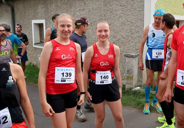Alexandra Steiner und Carolina Luftensteiner vor dem Start.  | Foto: ULC Grein