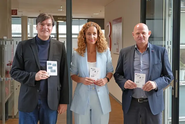 Soziallandesrätin Eva Pawlata (Mitte) mit Projektleiter Andreas Exenberger von der Universität Innsbruck (l.) und Hannes Lichtner, Geschäftsleiter der Interessensvertretung für Menschen mit Behinderungen, ÖZIV Tirol, die an der Entwicklung des Sozialroutenplans mitwirkte. | Foto: Land Tirol/Reiter