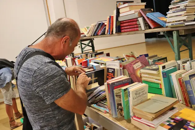 Für Bücherfreunde gab es eine Tonne Literatur zum Schnäppchenpreis | Foto: Edith Ertl