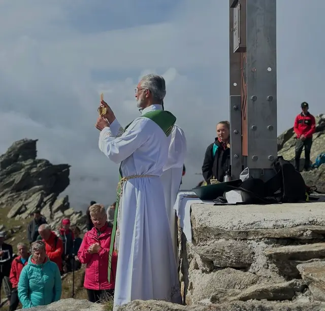 Ortspfarrer Saji Joseph Kizhakkayil und Pastoralassistent Michael Strasser gestaltete die Jubiläumsfeier. | Foto: Seelsorge Ötztal
