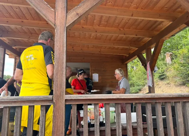 Bei der "Wiesen-Labe" wurde für die Schützinnen und Schützen gegrillt. | Foto: MeinBezirk / Leonie Herrmann