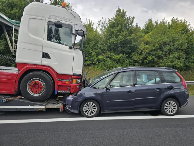 Die verkeilten Fahrzeuge konnten nach Anheben der Sattelzughinterachse getrennt werden. | Foto: Freiwillige Feuerwehr Neusiedl am See