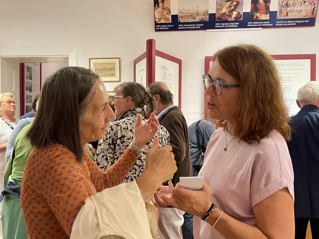 Künstlerinnen im Gespräch: Margit Wallner (li.), Marianne Gogg (re.)  hält bereits die Karten für die spannende Finissage in der Hand | Foto: Josef Goldhofer