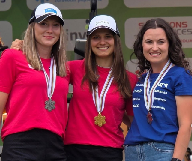 Doppelsieg für Österreich im Slalom: Emma Eberhardt, Lara Teynor und  Eliska Rejchrtova | Foto: Ski Austria