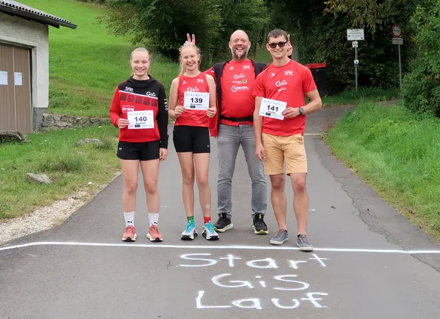 Carolina Lunftensteiner, Alexandra Steiner, Trainer Karl Schaffner, Florian Rosinger. Florian Rosinger (141 Allgemeine Klasse) war jahrelang Topläufer beim ULC Grein - schaute sich beim Gis-Lauf um die Mädels um und kam selber als 24. ins Ziel. | Foto: ULC Grein