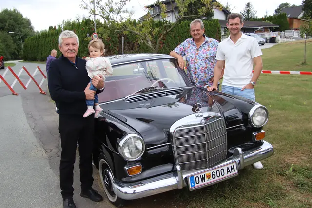 Mit ihrem Mercedes 190 Diesel, Baujahr 1964: Thorsten Mattis, Adalbert Mattis, Alois Stukitz und Enkel Lara (von rechts). | Foto: Martin Wurglits
